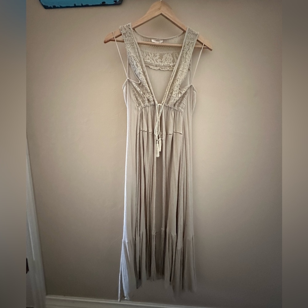 Beige sleeveless Duster.